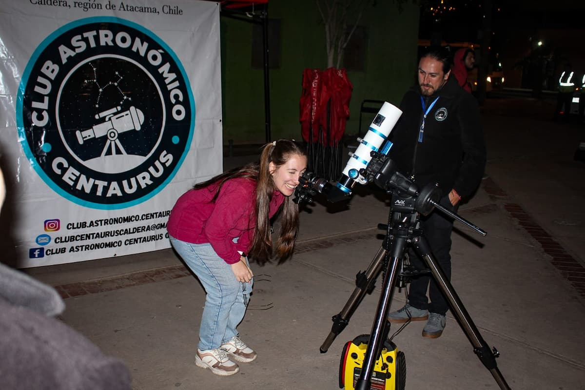Tere Paneque observando por un telescopio durante una actividad de astronomía en Copiapó