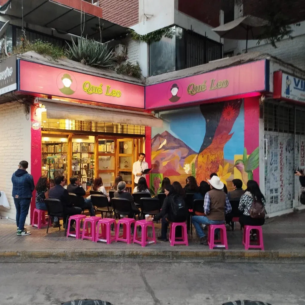Fachada de Qué Leo Copiapó durante una actividad cultural, con el mural de la librería